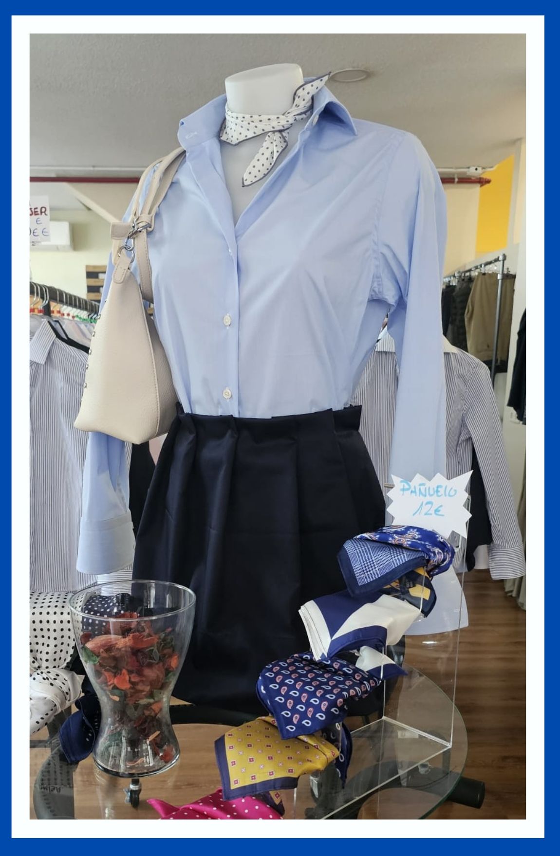 Camisa azul y falda de la nueva colección de mujer de Camisería Henares en Madrid