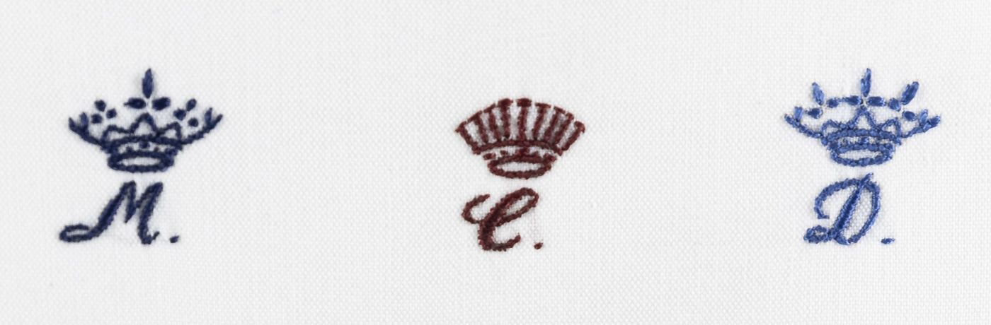 Iniciales bordadas a mano Camisas a medida en Madrid Coronas