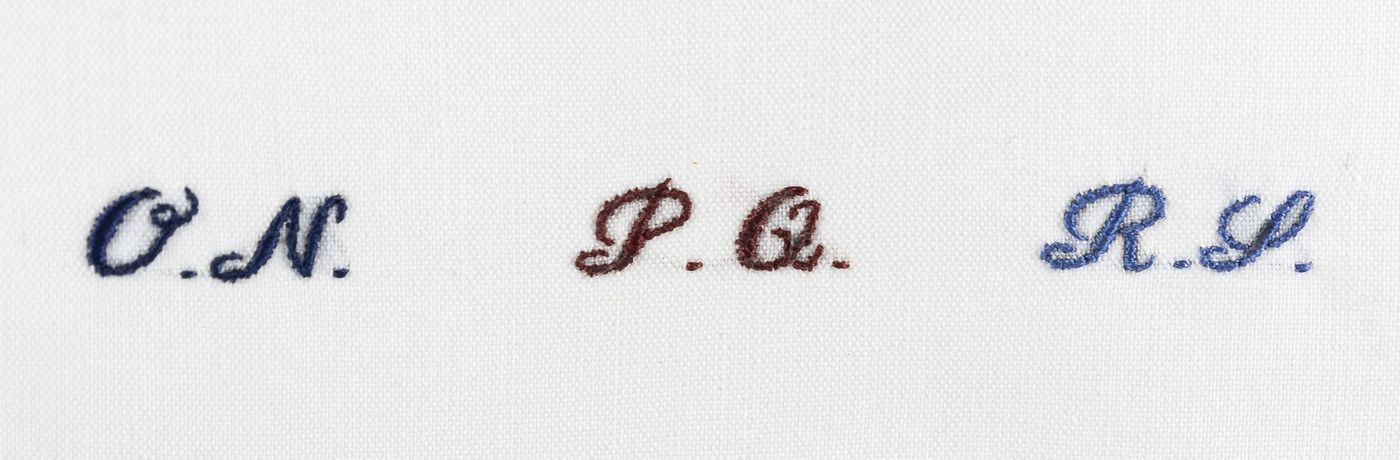 Iniciales bordadas a mano Camisas a medida en Madrid Inglesas